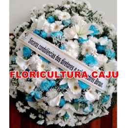 38 - COROA DE FLORES COM TONS AZUIS E BRANCO 1,50 X 1,10 